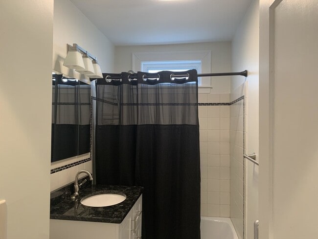 Building Photo - 31 Clyde St