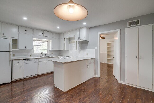 Building Photo - Darling 3-Bedroom Home in South Hills Neig...