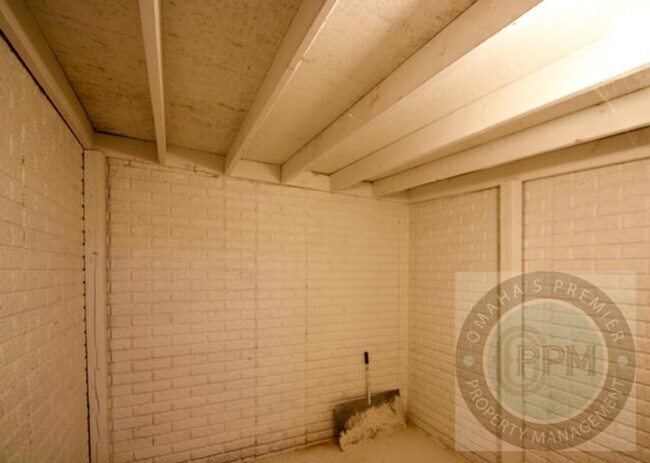 Building Photo - Huge 4-bedroom, 4-bath home