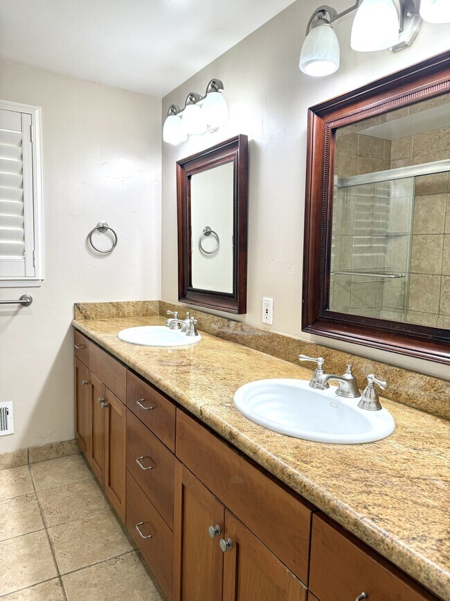 Building Photo - 1261 San Fernando Dr