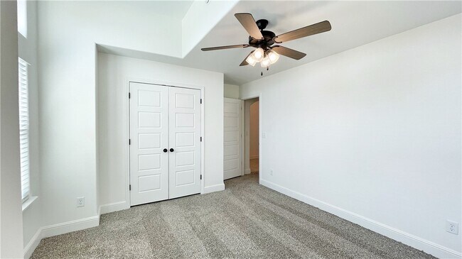 Building Photo - 301 Post Oak Ave