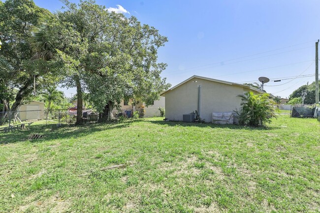 Building Photo - 1340 W 35th St