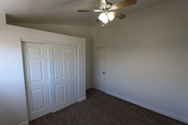 Building Photo - 1497 E Ivy Ln