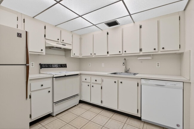 Building Photo - 1904 Bermuda Cir