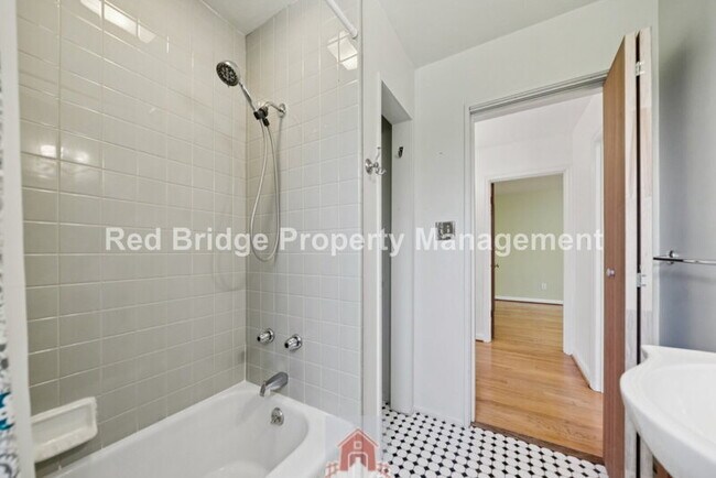 Building Photo - 5025 SW Illinois St