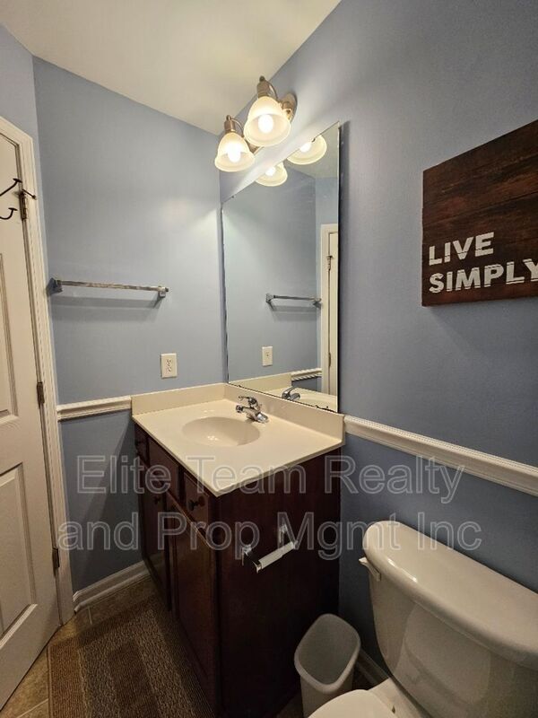 Building Photo - 2219 Crosscut Dr
