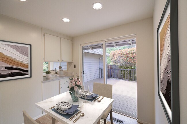 Building Photo - 4Bd/2.5Ba Clyde Hill Home