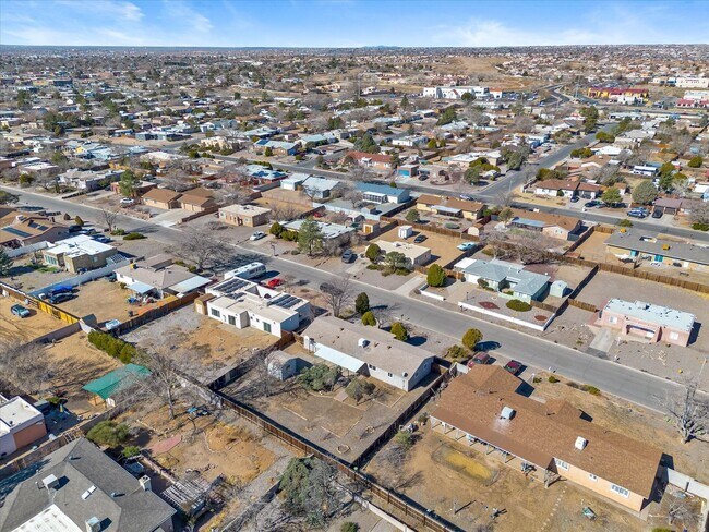 Building Photo - Spacious 4-Bed, 2-Bath Home | Large Backyard| Quick Access to Highway 528 and Other Routes| Pre-L...