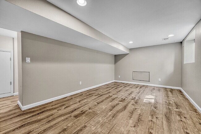 Building Photo - $1,250 1 bed, 1 bath Condo in Denver.
