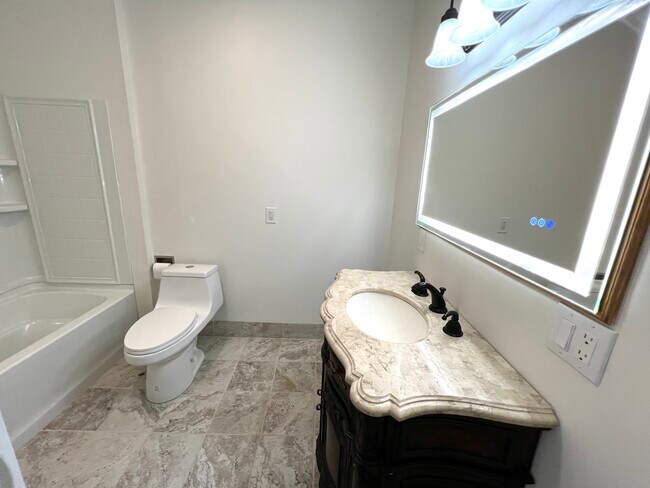 Building Photo - 3430 Dryades St