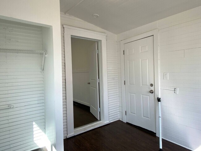 Building Photo - Two Bed, One Bath Apartment Located Downtown