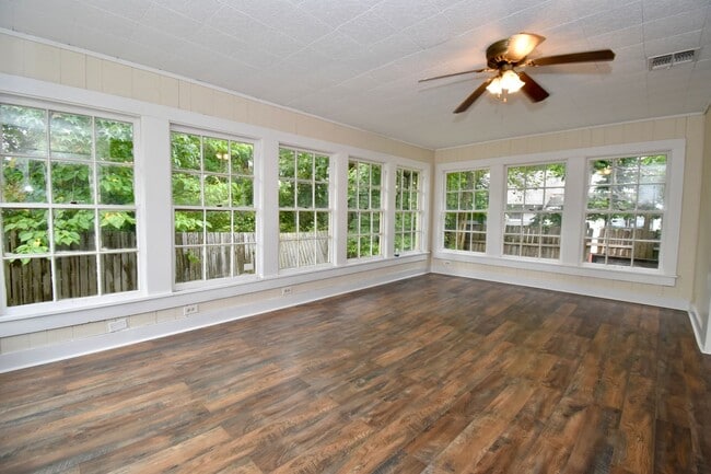 Building Photo - Updated 4 Bedroom Home Close to Tech!