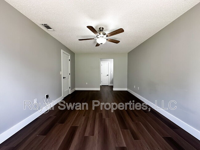 Building Photo - 4228 Oak Loop