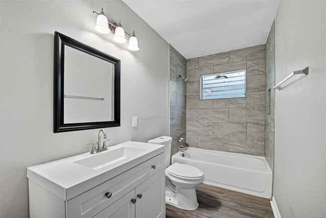 Building Photo - 4909 Holloway Dr