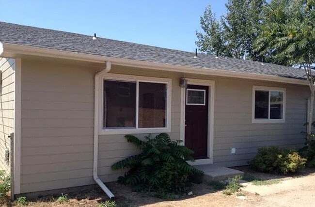 Primary Photo - 5840 Newport St