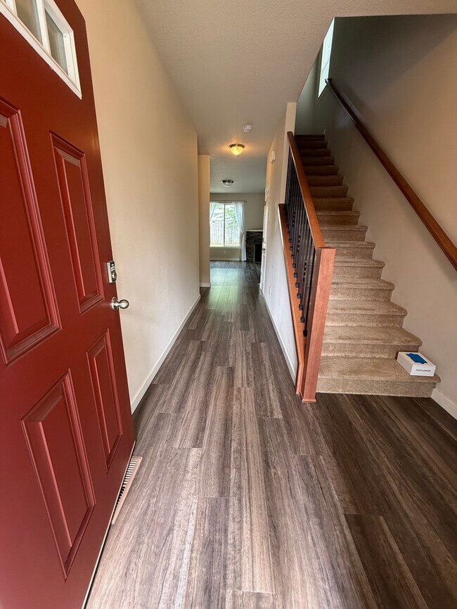 Building Photo - Gorgeous 4Bd/2.5Ba Craftsman Home in East Vancouver!