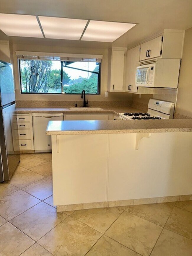 Building Photo - Well-Maintained Home with Great Outdoor Space