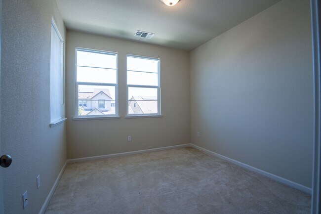 Building Photo - 3625 Blue Bird Dr