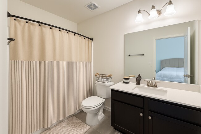 Building Photo - Like New Townhome in Flowery Branch: Immac...