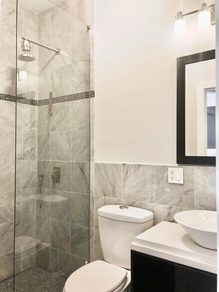 Building Photo - 4632 N Kenmore Ave