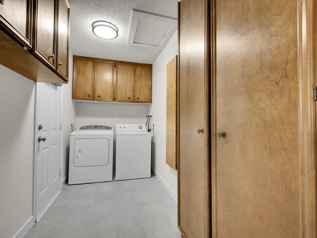 Building Photo - $2,340.95 - $300 OFF - First 2 Months'Rent - 3 Bedrooms, 1.5 Bathrooms, Single Family Home in Aur...