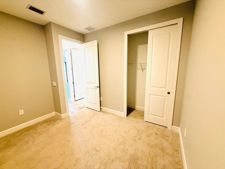 Building Photo - 6256 Baywood Ct