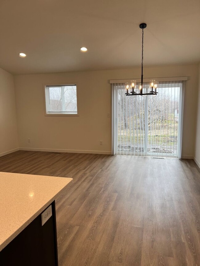 Building Photo - 4 Bed 2 Bath Twin Home