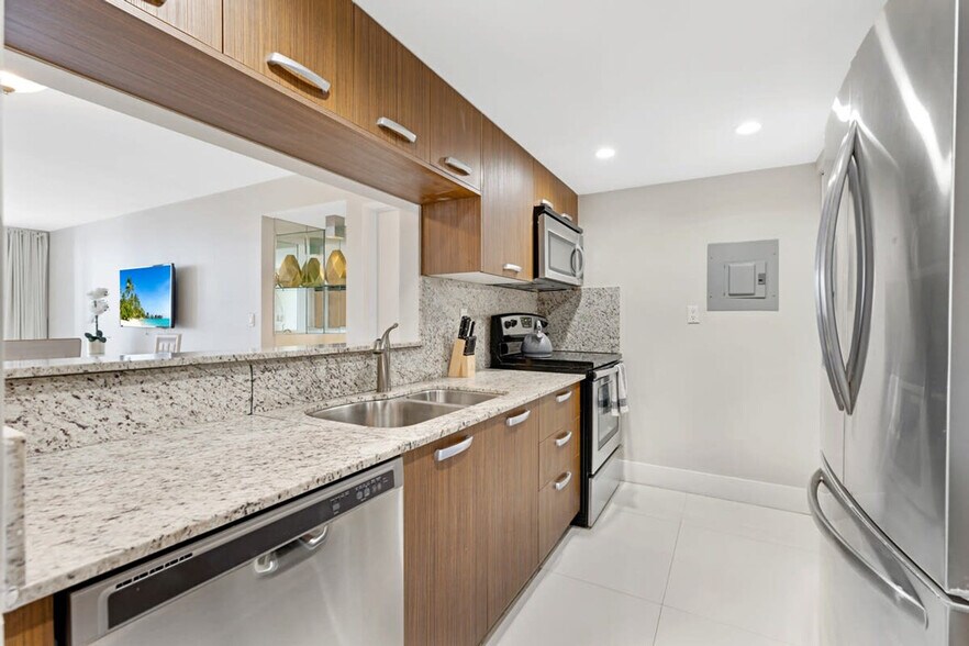 Building Photo - 1717 N Bayshore Dr