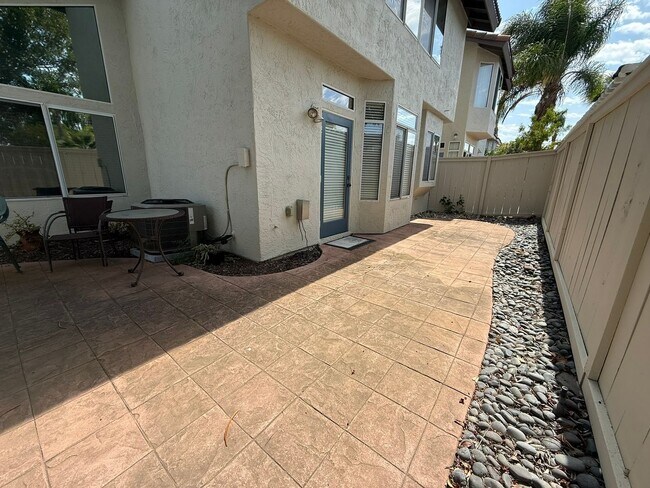 Building Photo - LOCATION LOCATION!! 4BR/3BA Townhome in De...
