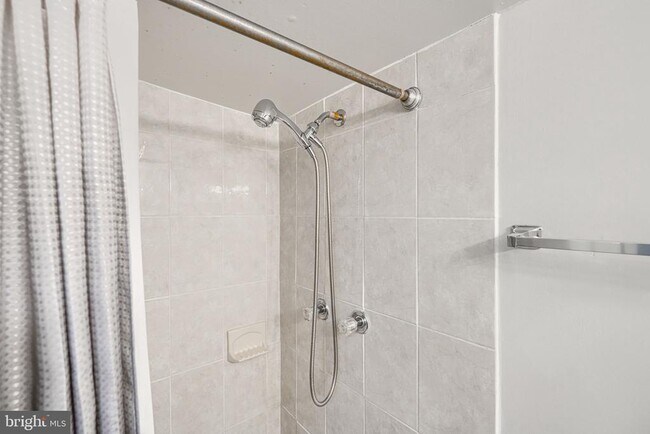 Building Photo - 1138 W Lombard St