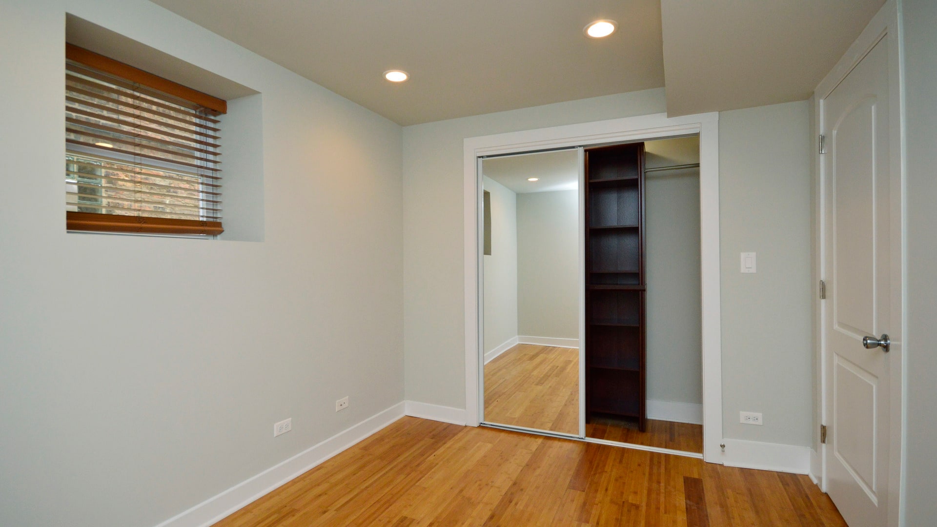 Building Photo - 6429 N Lakewood Ave