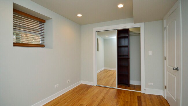 Building Photo - 6429 N Lakewood Ave