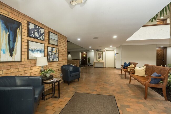 Building Photo - Two Bedroom, 2 Bath Creve Coeur Condo