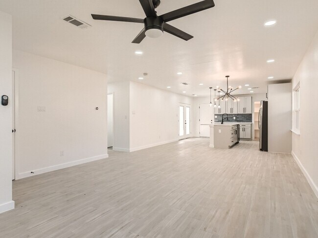 Building Photo - 8416 Maine Dr