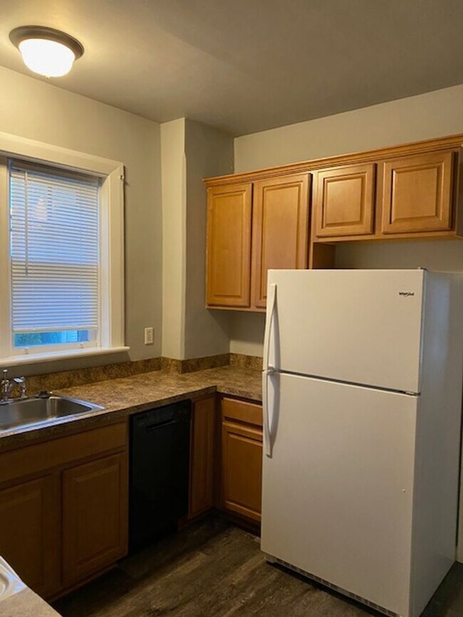 Building Photo - Student Rental next to WCU Campus | 3 Bed Single Family Home w/ Covered Front Porch, Yard & Basem...