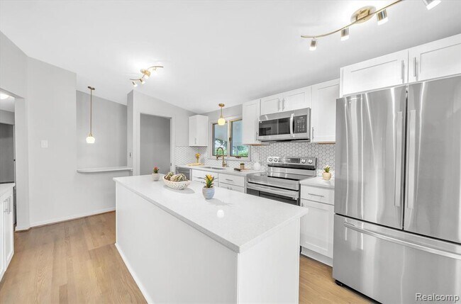 Building Photo - 229 Redwood Dr