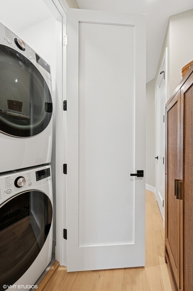 Building Photo - 4932 N Kenmore Ave