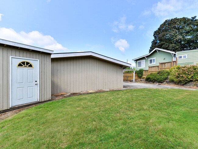 Building Photo - Renton House - 3 Bed/1.5 Bath - Close to Boeing and Renton Landing - Includes Landscaping