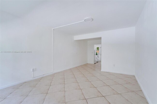 Building Photo - 6930 Rue Versailles Dr