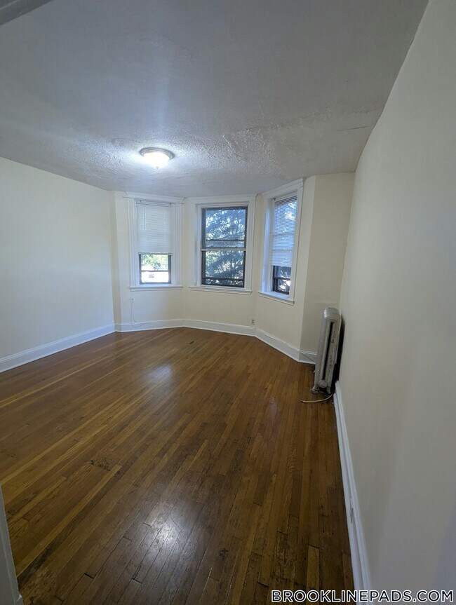 Building Photo - 364 Riverway