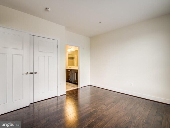 Building Photo - 1107 S Walter Reed Dr