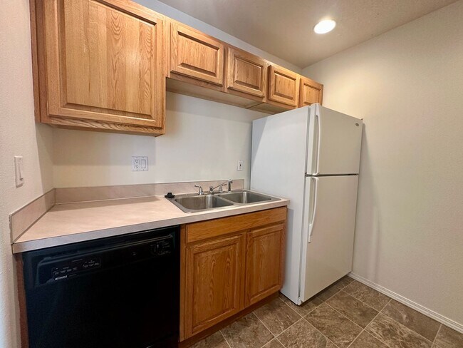 Building Photo - Large Three Bedroom Duplex in Keizer