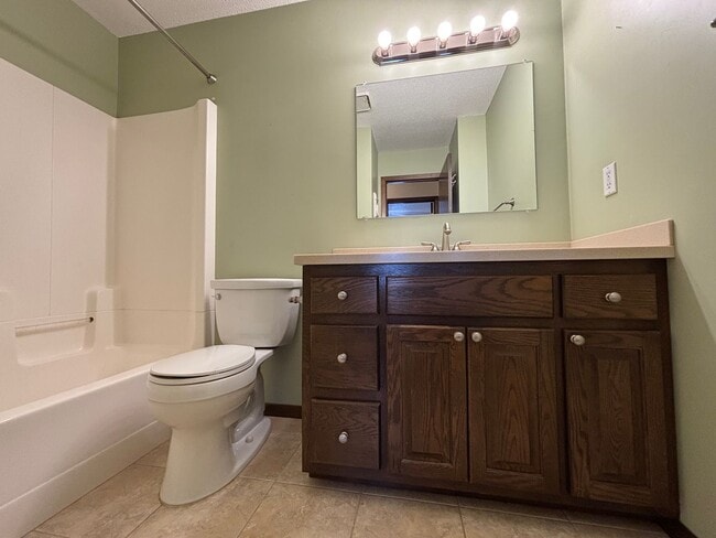 Building Photo - Great 3 BR/2 BA Townhome in Vadnais Heights!