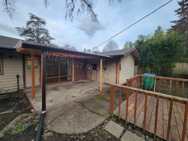 Building Photo - Spacious 3 Bed Ranch Style Home W/Garage, ...