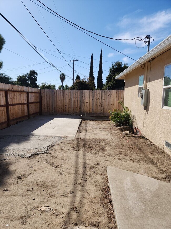Building Photo - 2 Bedroom 1 Bath with Washer and Dryer Hook-ups