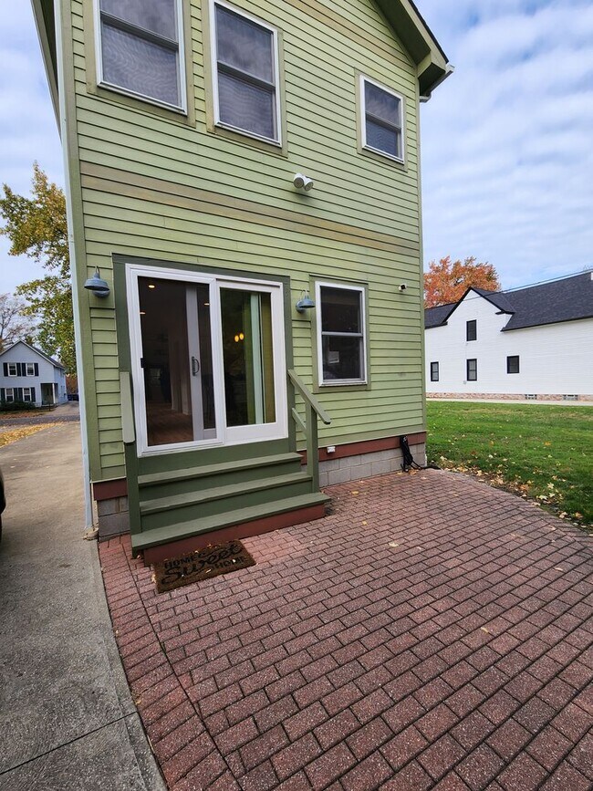 Building Photo - Gorgeous Home For Rent in Ohio City! 2 Master Suites!