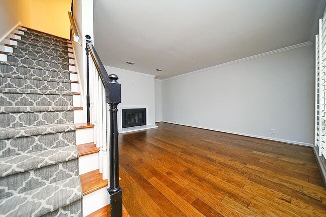 Building Photo - Great 2BA/2.5 BE Brentwood End Unit Townhome!