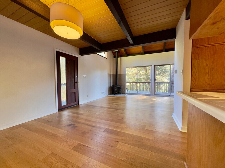 Building Photo - 6583 Valley View Rd