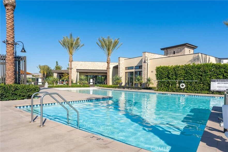 Modern pool with walk-in access - 590 Catalonia