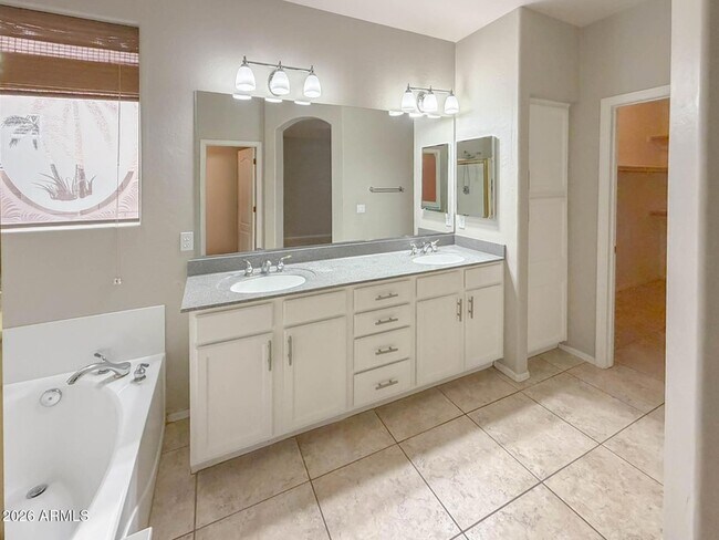 Building Photo - 203 W Cedar Dr